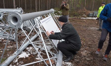 Mann unterzeichnet mit einem Stift auf Tafel