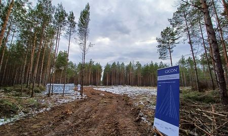A construction site for the global wind measurement mast is being built in the middle of the forest.