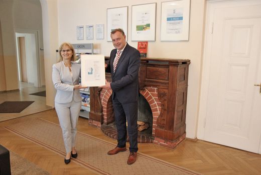Mann hands over CrefoZert 2022 certificate to GICON Managing Director